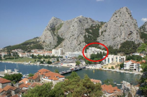 Apartments with a parking space Omis - 14290